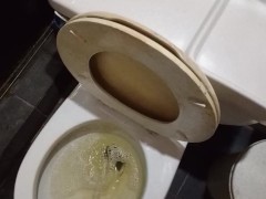 Orinando en el baño de la casa embrujada en la mitad de la noche