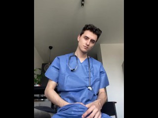 Joven Médico Caliente Se Masturba