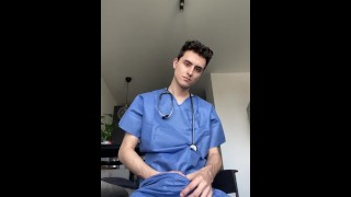 Joven médico caliente se masturba