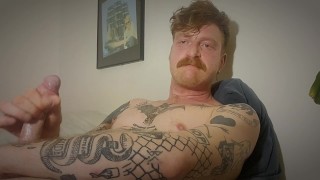 Hot pelirroja tatuada papi se masturba y usa Fleshligt