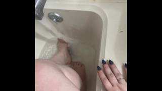 Limpando os pés sujos