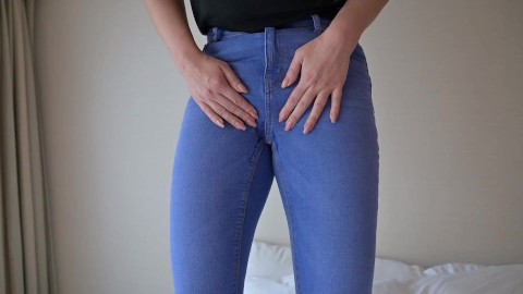 chica mea en jeans y están mojados