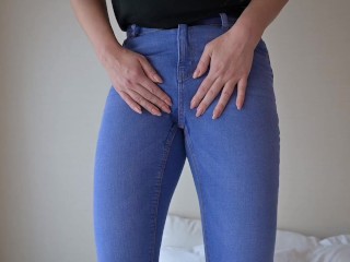 Девушка написала нассала в джинсы и они стали мокрые