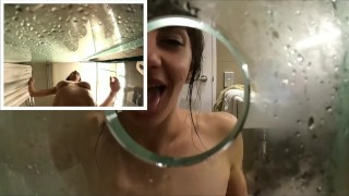 Brunette babe geeft pijpbeurt door een douchescherm glory hole voordat ze wordt geneukt en sperma eet
