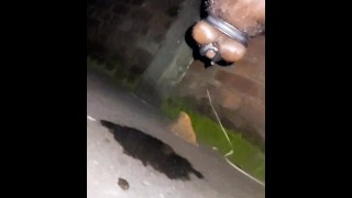 Hairy cd sissy simran femboy caminando y orinando al aire libre mientras está enjaulado y enchufado