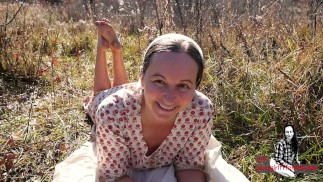 Schmutzige nackte Füße im Freien MILF Cerise liest von Tess (nur schöne Teile!)