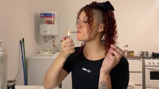 Next door Roodharige geeft je een 420 JOI - roken fetisj aanmoediging - TEASER-