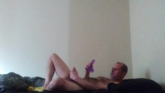 Симпатичный транссексуал делает минет в фаллоимитатор