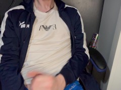 Teen chav has a wank - Screenshot 14 of 16 - British