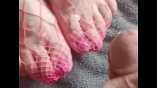 DD Sadie wil dat je papa's sperma van haar voeten likt