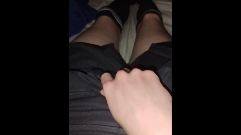 Un femboy ce masturbant tout en juissant et d'éjacule sur sa jupe et son haut de femboy