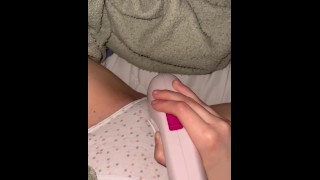 Solo femenino fuerte gimiendo orgasmo con masajeador de espalda (OF:thankgodforstrippersxxx)