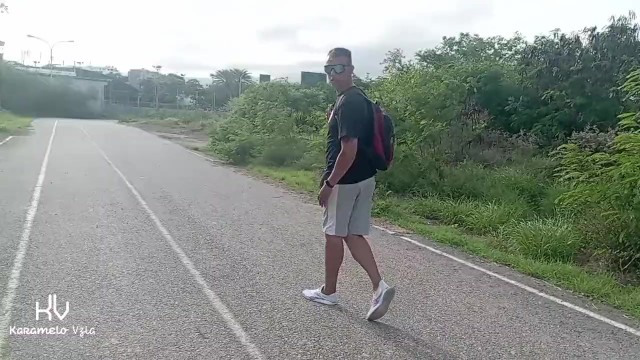 Извращенец публично показывает мне свой член, и я не удержался и попробовал его в заброшенном здании