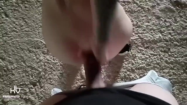 Извращенец публично показывает мне свой член, и я не удержался и попробовал его в заброшенном здании