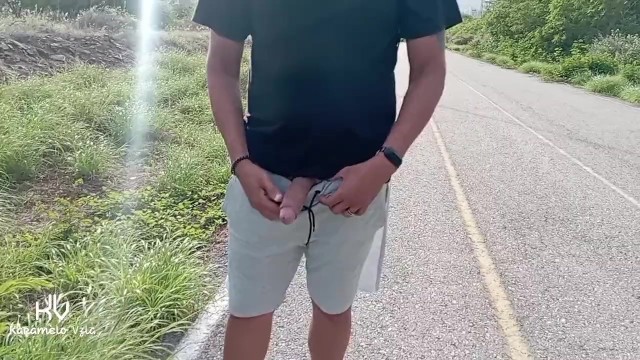 Извращенец публично показывает мне свой член, и я не удержался и попробовал его в заброшенном здании