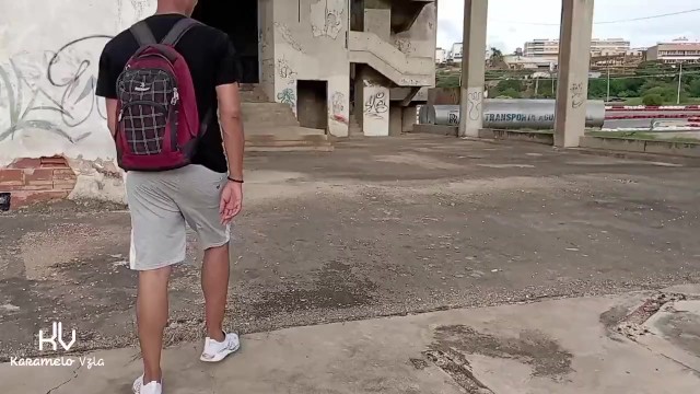 Извращенец публично показывает мне свой член, и я не удержался и попробовал его в заброшенном здании