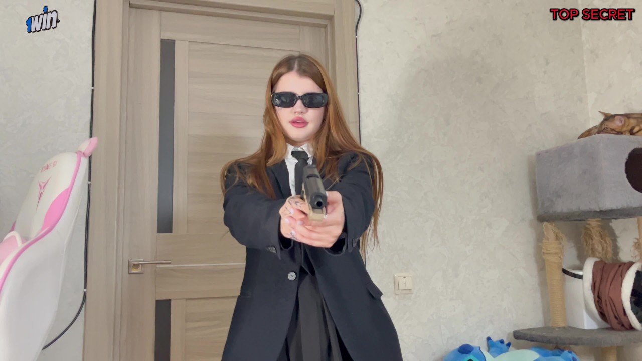 👽 Will The Secret Agent Recognize The Alien Standing In Front Of Her By  The Taste Of The Dick?👽