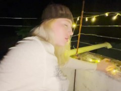 RUBIA DE 18 AÑOS PIDE QUE SE LE CORRAN AFUERA PARA NO QUEDAR EMBARAZADA