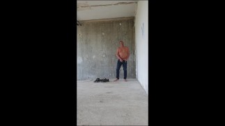 亚历克斯·贾塞诺（Alex Jaseno）在废弃的建筑物中脱衣