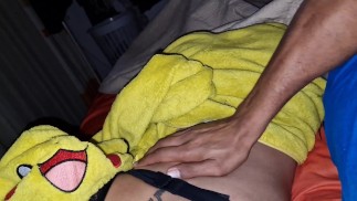 MI PADRASTRO LLEGA A MI CAMA Y TERMINA FOLLANDOME REAL
