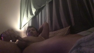 Моя жена ушла, чтобы пойти за продуктами, а я остаюсь и смотрю какую-то извращенную мачеху порно и кончаю ха