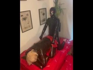 Latex Meester Neukt Zijn Latex Sissy Slave