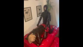 Un maître en latex baise son Sissy Slave en latex