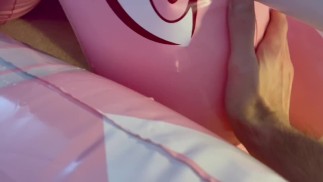 Надувной единорог играет со спермой