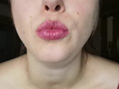 mon gloss à lèvres glisse sur ma bouche