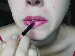 mon gloss à lèvres glisse sur ma bouche