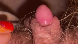 Gros plan sur mon énorme tête de clitoris et ma chatte poilue