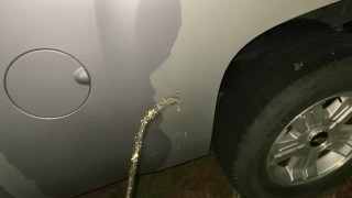 Urinação pública usando meu pau enorme como uma mangueira de incêndio para lavar caminhão