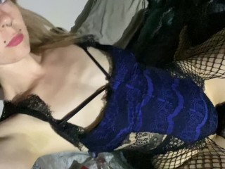 莱克西在她的屁股上用她的玻璃心形魔杖狗式，直到她射精