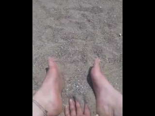 Sexy Kleine Voeten Tenen in Het Zand in Het Openbaar