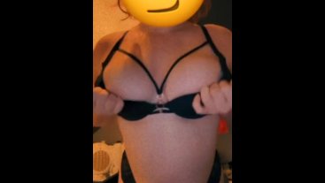 Jaime  jouer avec mes seins.