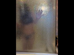 すりガラスの向こうから押し付けられるおっぱいがエロい立ちバック - Screenshot 1 of 16 - 人妻