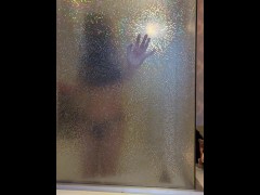 すりガラスの向こうから押し付けられるおっぱいがエロい立ちバック - Screenshot 6 of 16 - 人妻