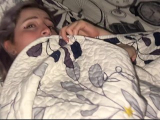 MI MEJOR AMIGA LE ES INFIEL a SU NOVIO CUANDO ENTRO a SU HABITACION EN LAS NOCHES
