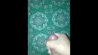 Un garçon asiatique branle un pénis non circoncise en chaleur et jouit dans sa chambre