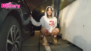 Une étudiante folle fait pipi dans le parking du magasin
