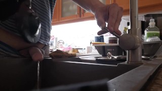 Pisse matinale dans le lavabo de la cuisine