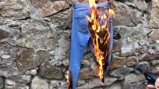 Chica sexy follada con fuerza en jeans rotos y quemados - GoldenTeen