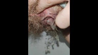 Pisse chatte poilue gros plan sexy