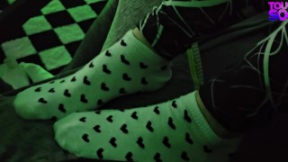 Coeur chaussettes, chaussettes orteils chaussettes, chaussettes, et footjob taquiner - Touchez mes chaussettes - Vidéo 4
