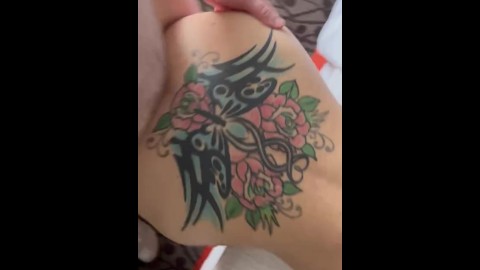 Getattooeerde babe neemt die lul van achteren