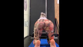 金发女郎在运动中做伸展运动