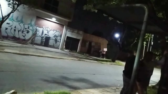 follando en público en la calle nos atrapan mirones caminando con falda sin bragas