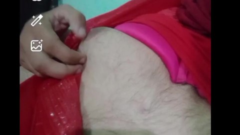 Travestito gay indiano in Red Saree che mostra le sue tette durante una videochiamata nuda a pagamen