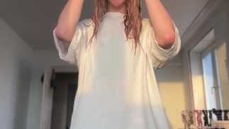 дразнящая худенькая девушка показывает бицепсы