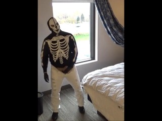 Skeletmasker in Panty En Spijkerbroek Bij Het Raam Van Het Hotel
